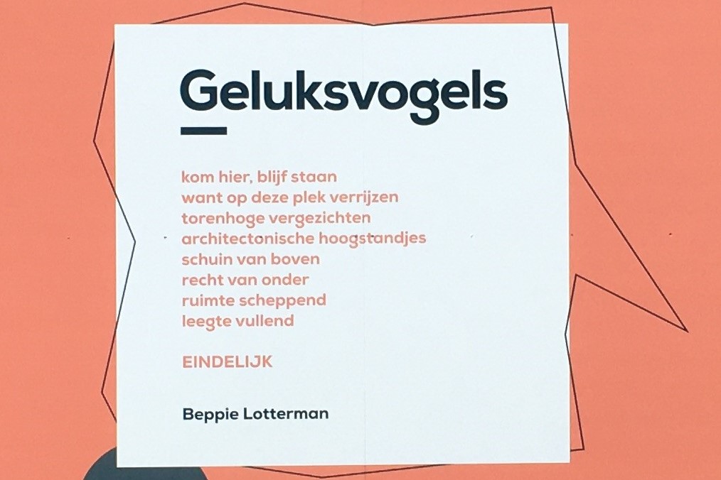 Op het Walplein in Oss wordt gewerkt aan nieuwbouw. Op de schutting eromheen staan gedicht van Osse dichters.