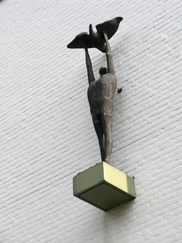 Man met vogel van gerard Bruning zoals hij ooit te zien was aan de gevel van de R.K. Kweekschool aan de Groenewoudseweg in Nijmegen