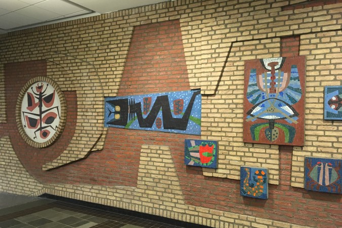 Reliëf en mozaïektableaus van Gerrit de Morée in vmbo-school Tessenderlandt in Breda